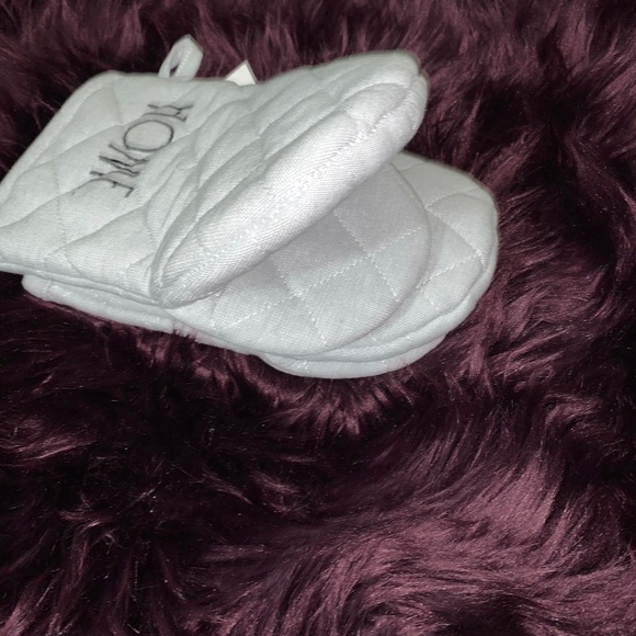 Rae Dunn beige “love” oven mitts set of 2 NWT - Picture 4 of 4